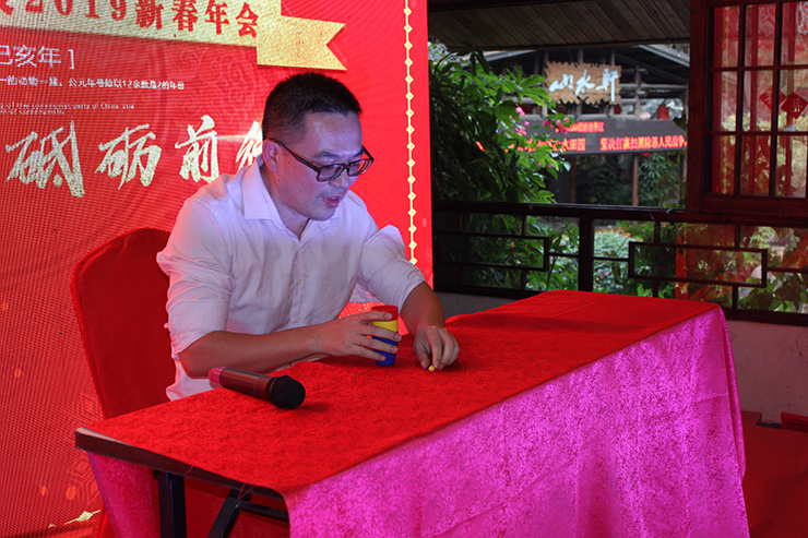 肖工表演精彩小魔術(shù)